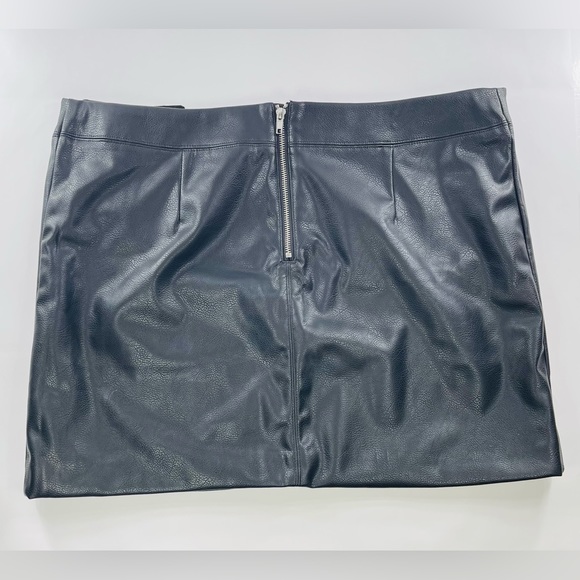 H&M BLACK FAUX LEATHER MINI SKIRT WITH SILVER ZIPPER SIZE 18 - Picture 2 of 8